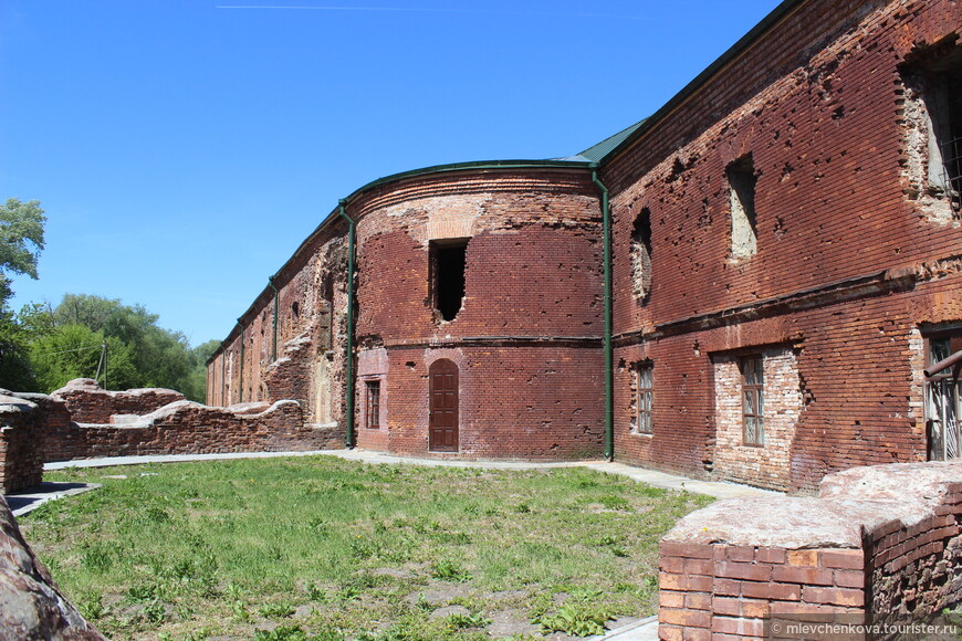 Руины здания кольцевой казармы