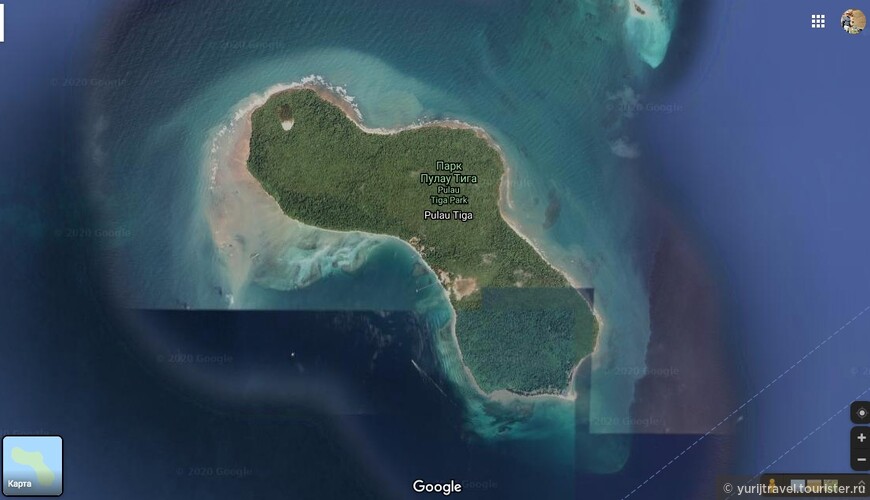 Остров Тига. Причал и отель посредине вогнутой части острова. Грязевой вулкан - в центре.