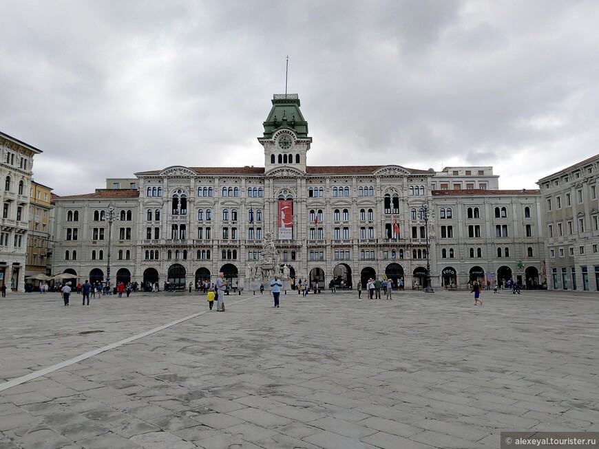 Центральное здание на площади Единства – здание Муниципалитета.