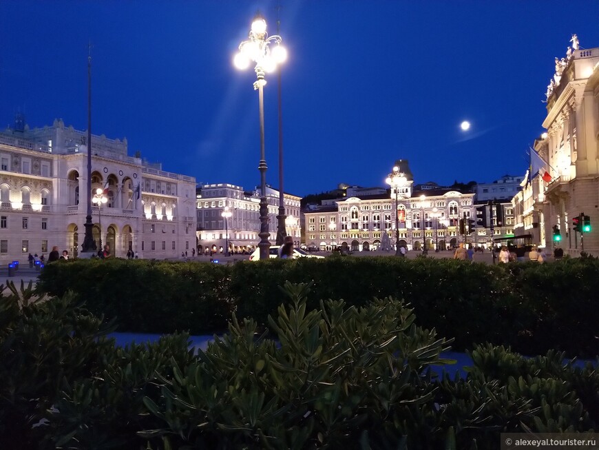 Площадь Объединения Италии ночью.