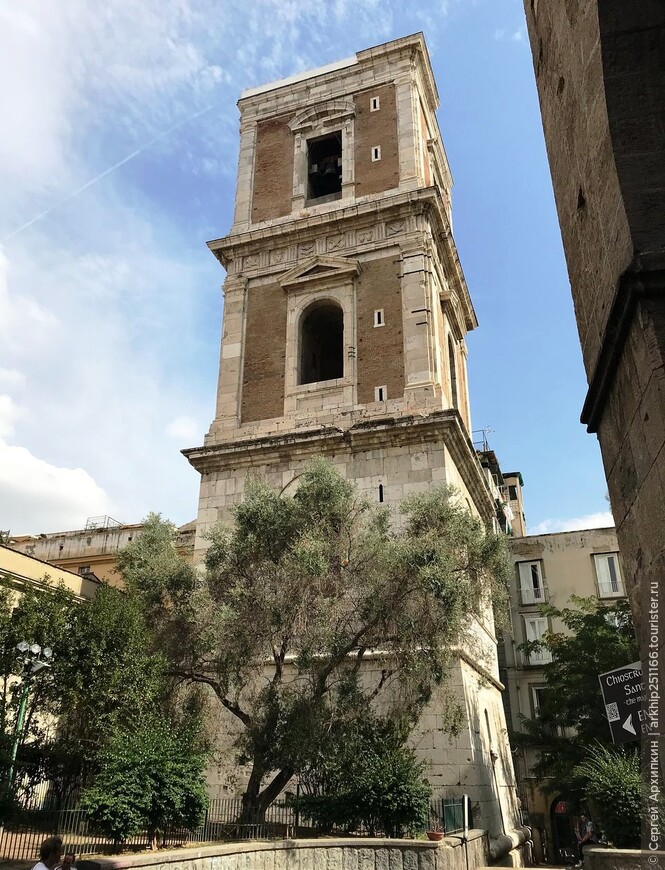 Собор Санта Кьяра — еще один шедевр готики в Неаполе