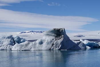 В Исландии для туристов прорубили туннель в леднике