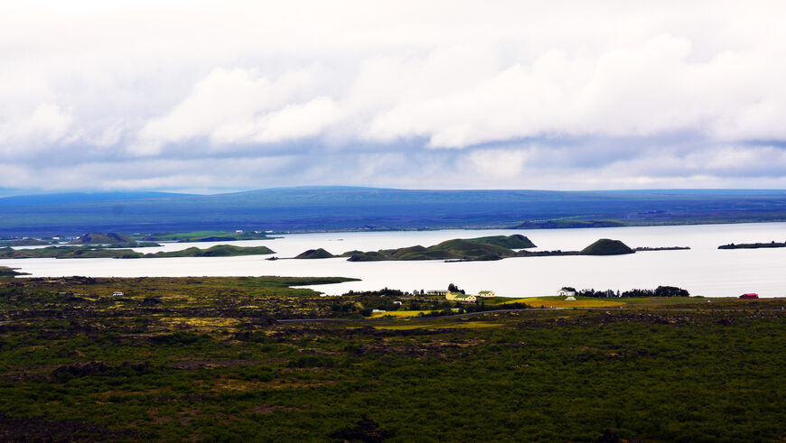 Вид на озеро Миватн с кратера  Хверфьядль
