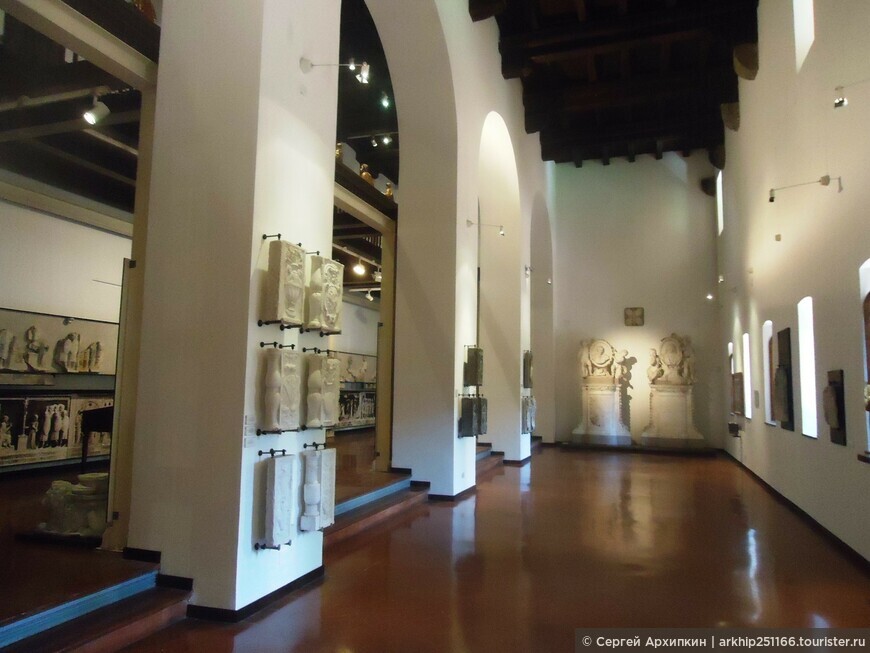 Монастырь Святой Клары Ассизской — великолепный дворик и античный музей