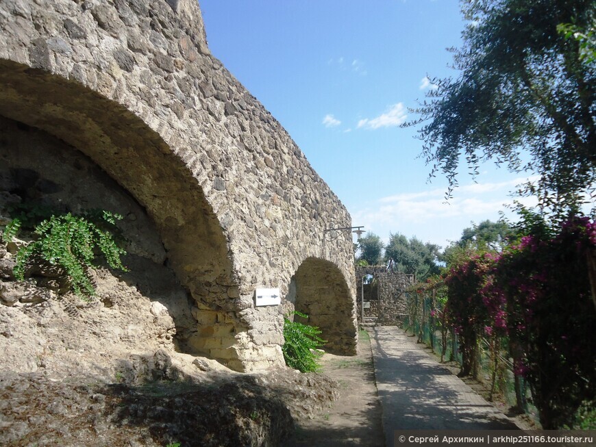 Могучий средневековый замок на острове Искья возле Неаполя