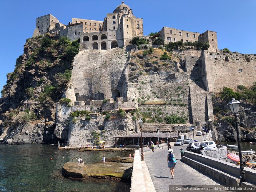 Могучий средневековый замок на острове Искья возле Неаполя