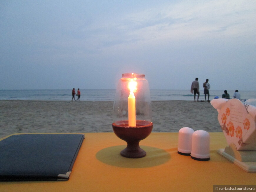 ужин при свечах на пляже Палолем.