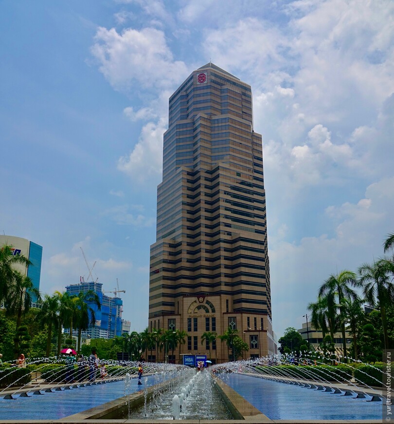 Здание Menara Public Bank