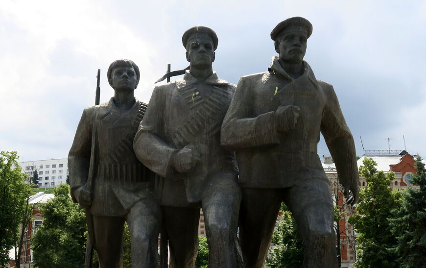 Монумент героям Волжской военной флотилии на площади Маркина