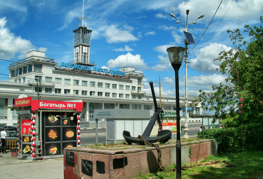 Здание речного вокзала со стороны площади Маркина