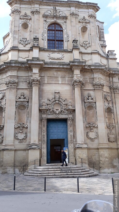 Фасад базилики Санта Клара