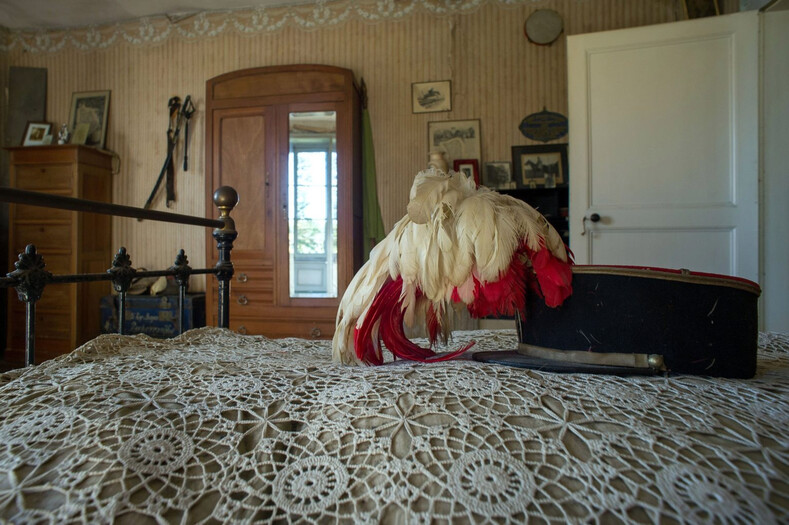 Семья купила дом и нашла там потайную комнату, куда не заходили 100 лет (то, что они увидели, повергло их в шок)