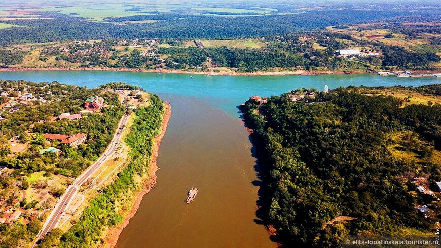 Крутые берега реки Игуацу впадающей в Парану (снимок с интернета). Слева - Аргентина, справа - Бразилия, вверху - Парагвай.