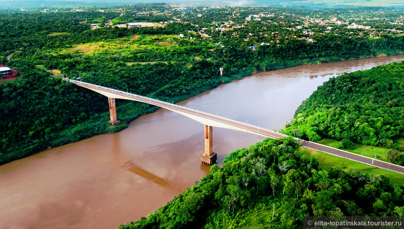 Мост Братства (Fraternity Bridge) через реку Игуацу, соединяющий аргентинский Пуэрто Игуацу и бразильский Фоз до Игуацу. Снимок с интернета.