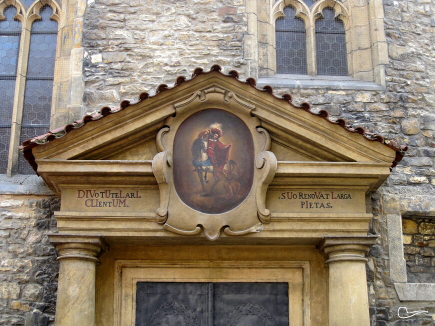 Изображение Святого Мартина на белом коне находится над парадным входом в костел