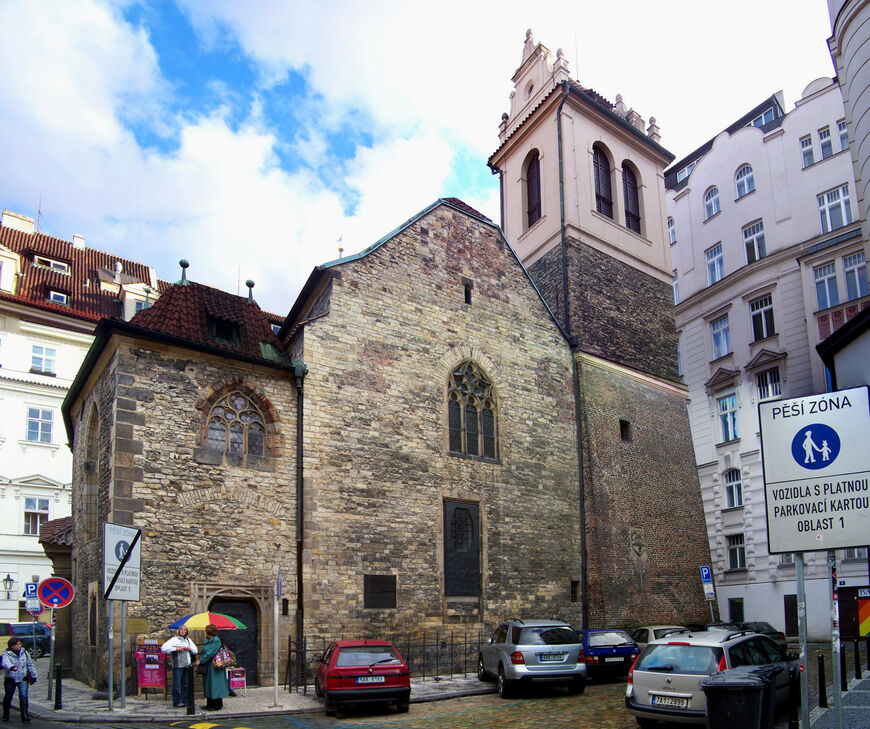 В средние века правый фасад храма был соединен с крепостной стеной