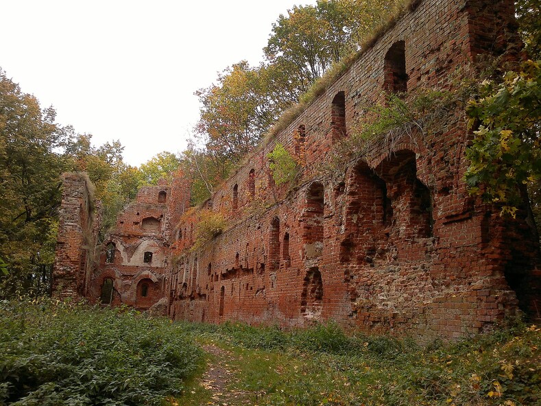 Руины замка Бальга в Калининградской области