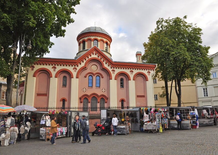 Церковь Святой Параскевы Пятницы и блошиный рынок