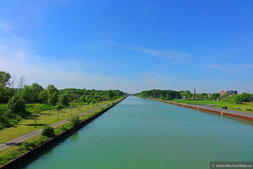 По краям канала расположены вело дорожки, многие туристы катят по всей длине канала (269 км), посещая чу̀дные городки и деревушки, многочисленные дворцы и крепости.