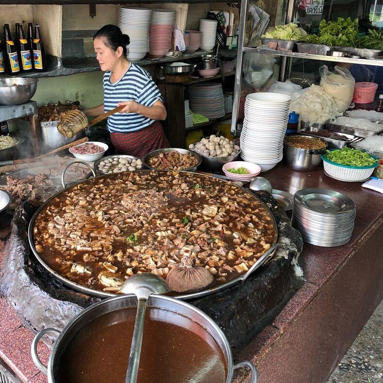 Мясное рагу 45-летней выдержки: за что уличный ресторан в Таиланде включили в путеводитель Мишлена