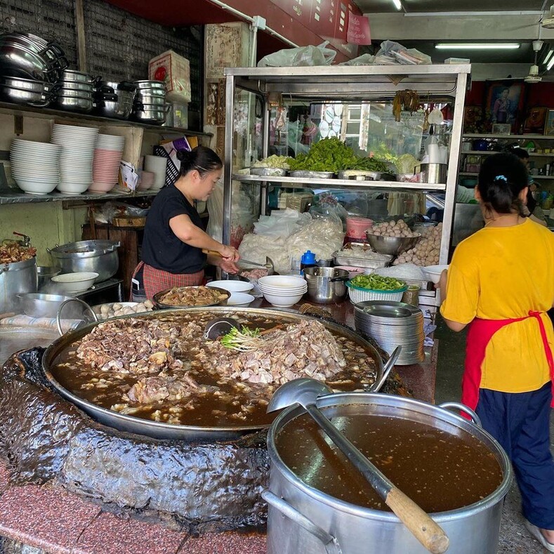Мясное рагу 45-летней выдержки: за что уличный ресторан в Таиланде включили в путеводитель Мишлена