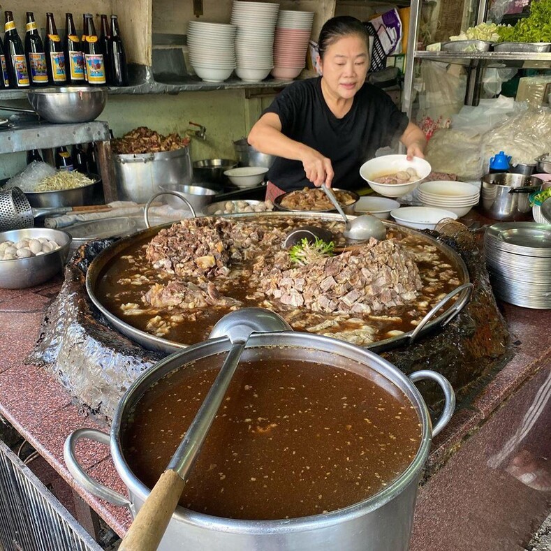 Мясное рагу 45-летней выдержки: за что уличный ресторан в Таиланде включили в путеводитель Мишлена