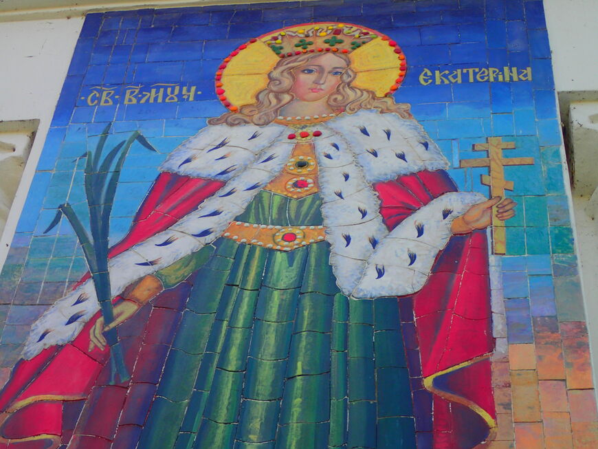 Фреска Святой Екатерины на фасаде