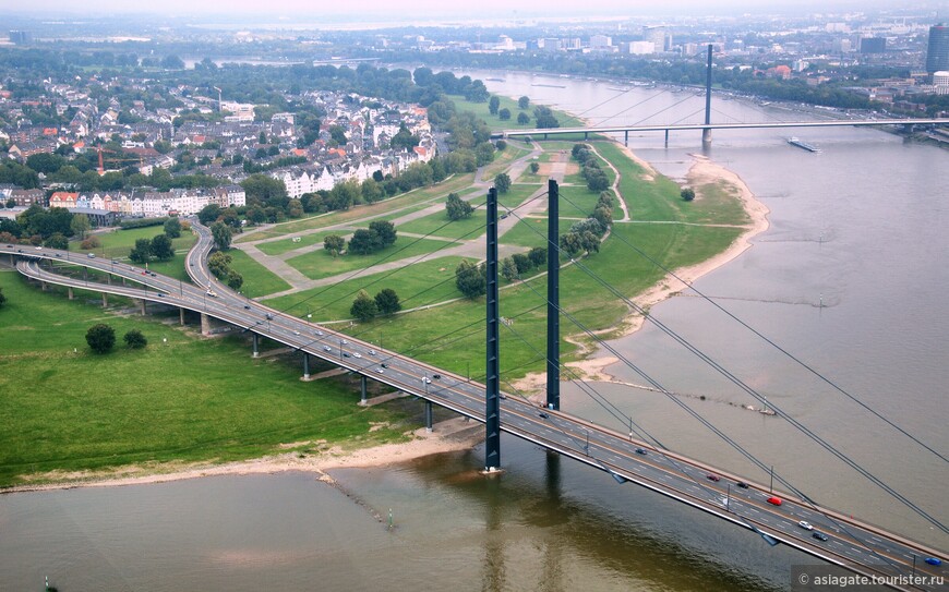 Вид на Оберкассель с высоты Рейнской телебашни. Ближайший мост - Рейнкни, следующий - Оберкассель. 