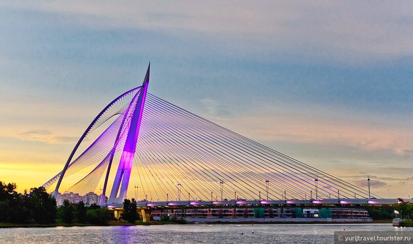 Мост Seri Wawasan с вечерней подсветкой
