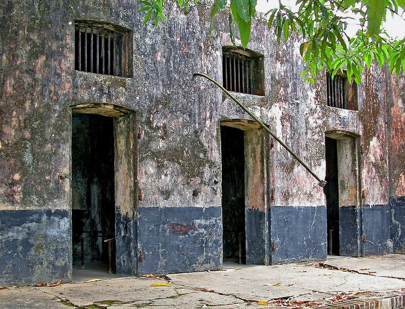 Жуткая тюрьма в тропическом раю, откуда невозможно сбежать
