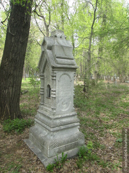 Старое и относительно интересное кладбище