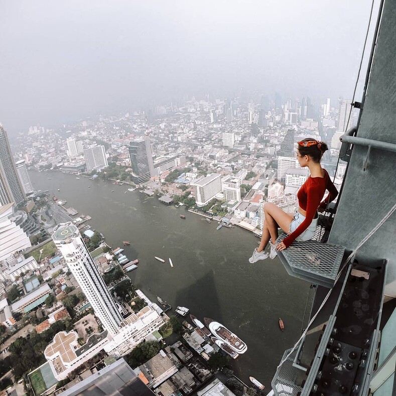 В погоне за адреналином: молодая девушка покоряет крыши по всему миру