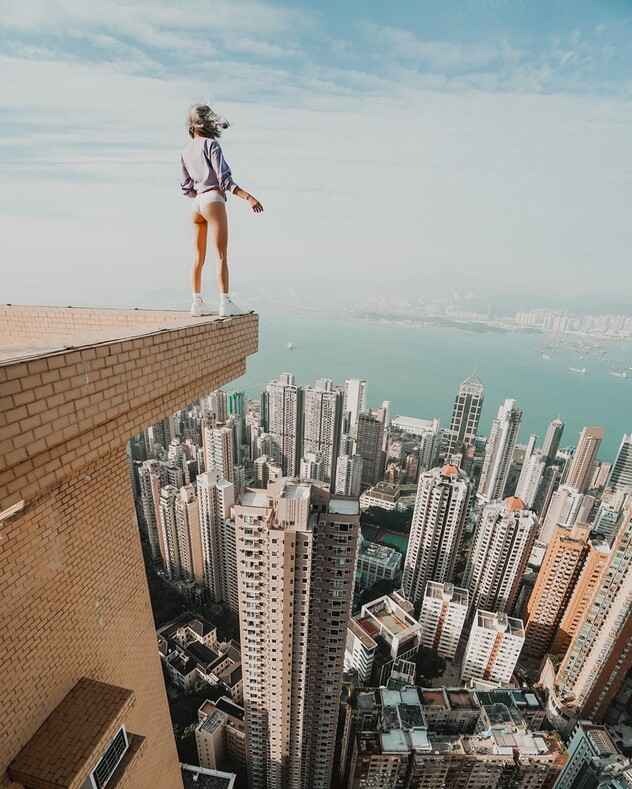 В погоне за адреналином: молодая девушка покоряет крыши по всему миру