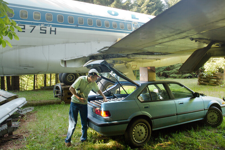 Мужчина почти 17 лет живет посреди леса в старом самолете (фото самого странного дома)