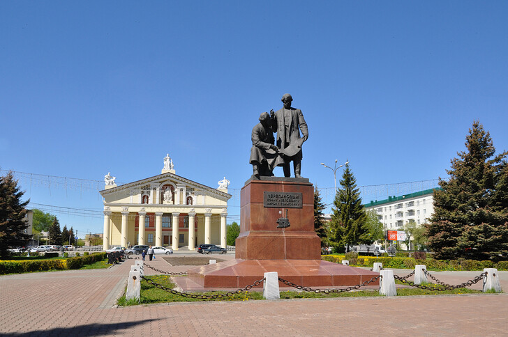 Памятник Е.А и М. Е. Черепановым