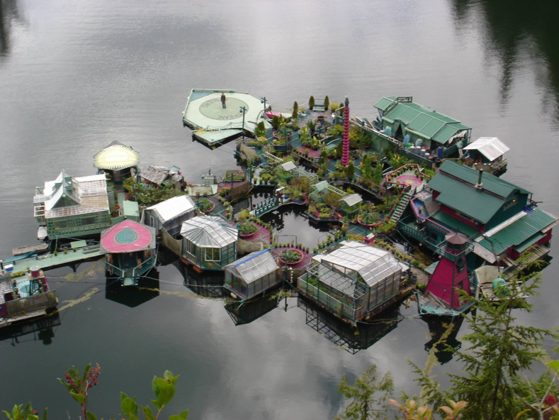 Как из одного дома получился целый остров: пара 25 лет строила жилье прямо на воде (фото бухты свободы)