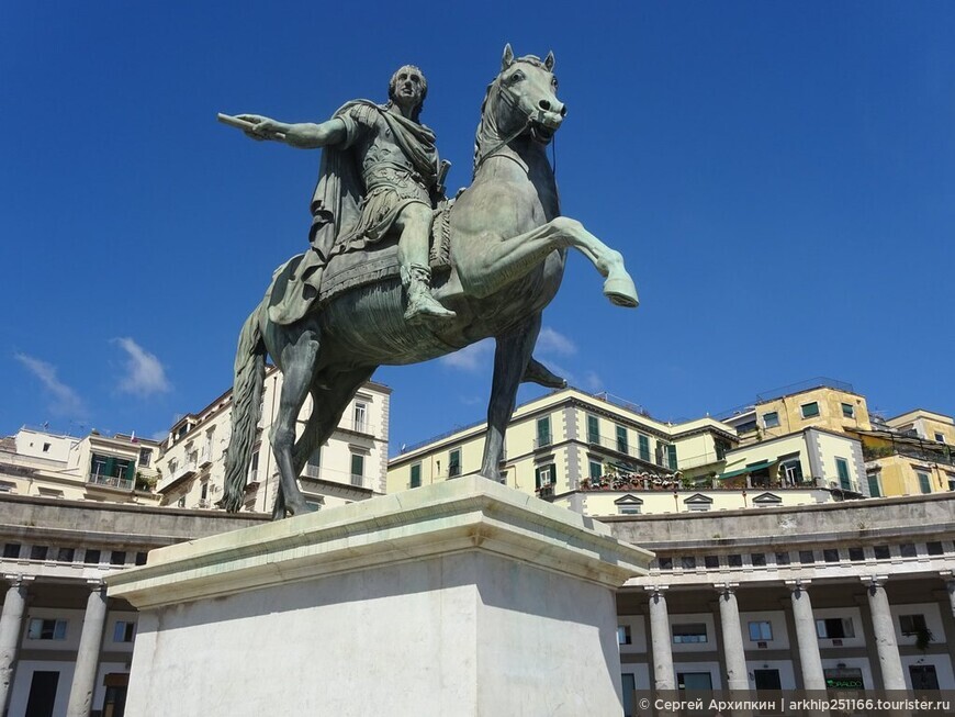 Главная площадь Неаполя и ее достопримечательности