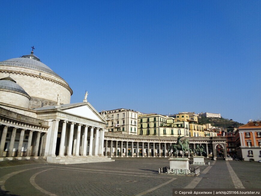 Главная площадь Неаполя и ее достопримечательности