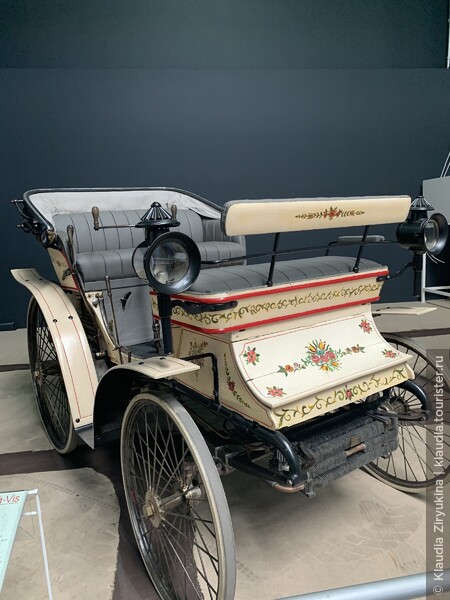 Пежо Визави, 1898 год. 2,5 л.с. Один из первых французских автомобилей. Пассажиры в нем сидели лицом к лицу, отсюда и название. Двигатель от Даймлера. 