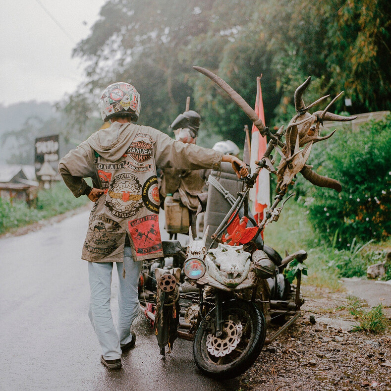 Мотоциклы из «Безумного Макса»: как в Индонезии ездят на бочках и ржавых корытах с черепами