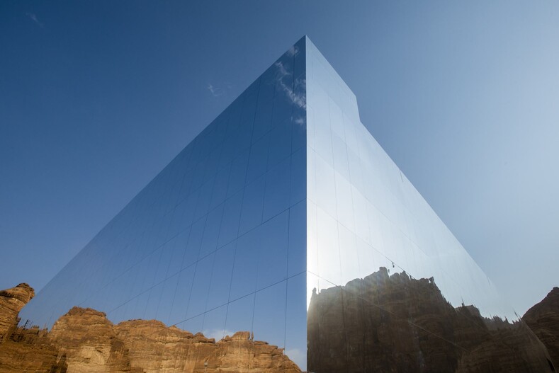 Как заставить здание исчезнуть: фото самого большого зеркального здания в мире, построенного посреди Аравийской пустыни