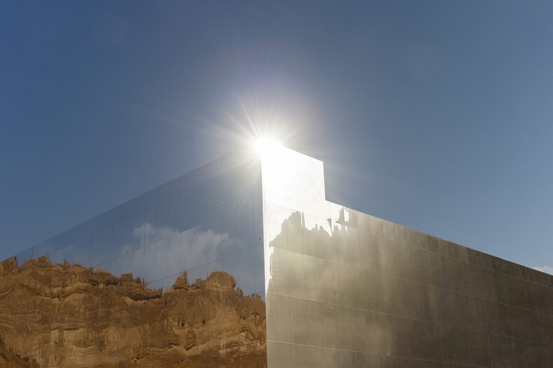 Как заставить здание исчезнуть: фото самого большого зеркального здания в мире, построенного посреди Аравийской пустыни