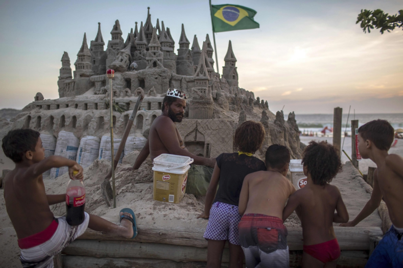 Мужчина 24 года живет на берегу океана в замке из песка: фото «короля пляжа» и его совершенно безумного дома