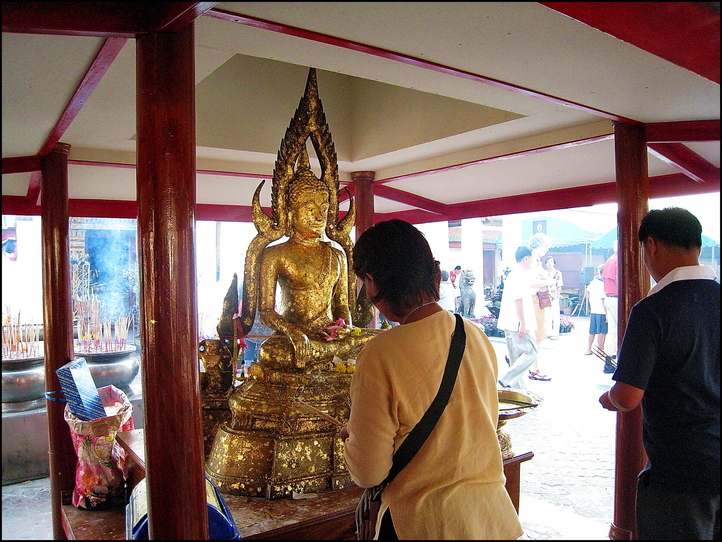 Почему нельзя в тайланд. Будда сувенир из Тайланда с деньгами. Ват Махабут. Можно ли вывозить статуэтку Будды с Таиланда. Можно ли вывозить Будду из Тайланда.