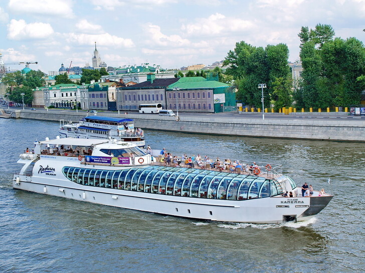 Речные кораблики на Москве-реке