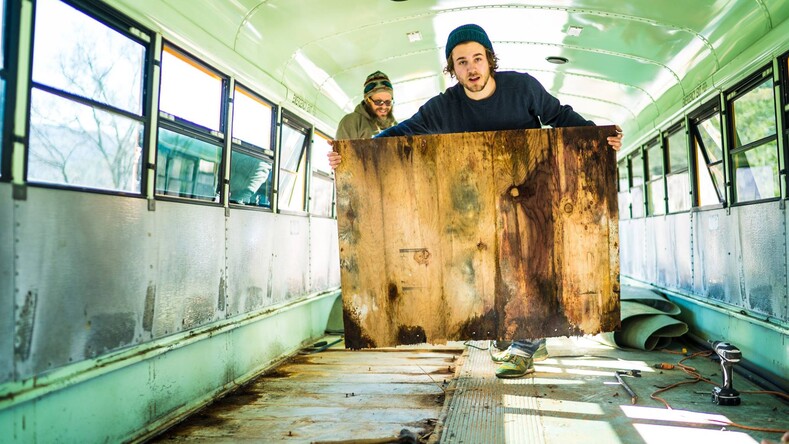 Влюбленная пара купила старый школьный автобус и переделала его в дом на колесах. На нем они отправились в путешествие по Америке