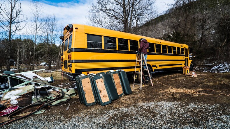 Влюбленная пара купила старый школьный автобус и переделала его в дом на колесах. На нем они отправились в путешествие по Америке