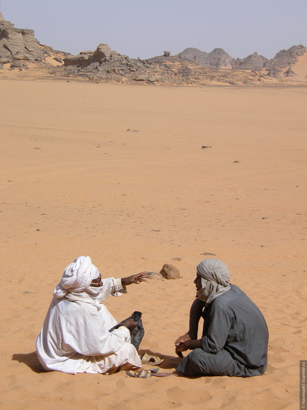 Жизнь и быт в пустыне. Бедуины Аравийского полуострова. Араб в пустыне. Бедуины в пустыне. Арабы бедуины.