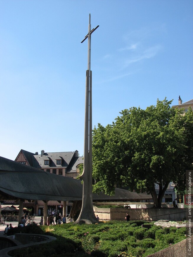 Церковь Жанны Д`Арк в Руане — на месте где полыхал костер