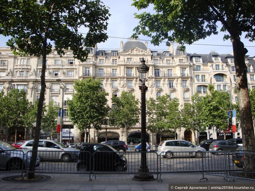 Елисейские поля — самый популярный проспект Парижа
